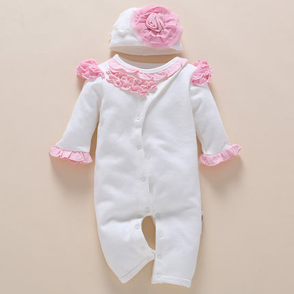 bebé de un año usa un mameluco de ropa de bebé recién nacido
