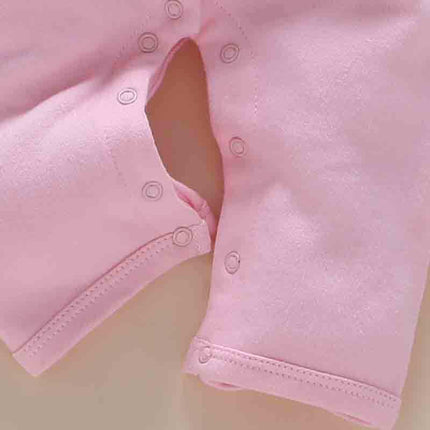 bebé de un año usa un mameluco de ropa de bebé recién nacido