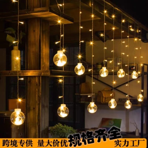 Guirnalda de Luces y Esferas navideñas.