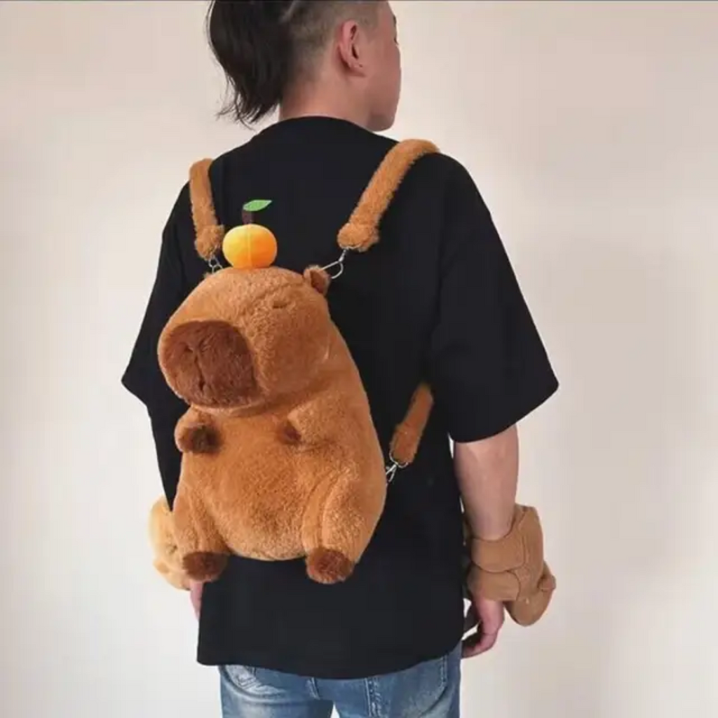 Mochila Peluche Capibara Con Adorno