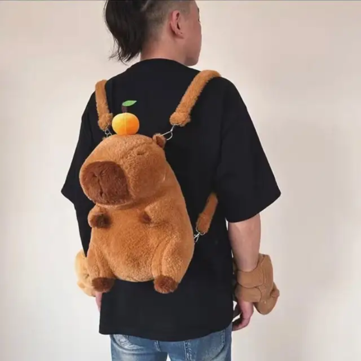 Mochila Peluche Capibara Con Adorno