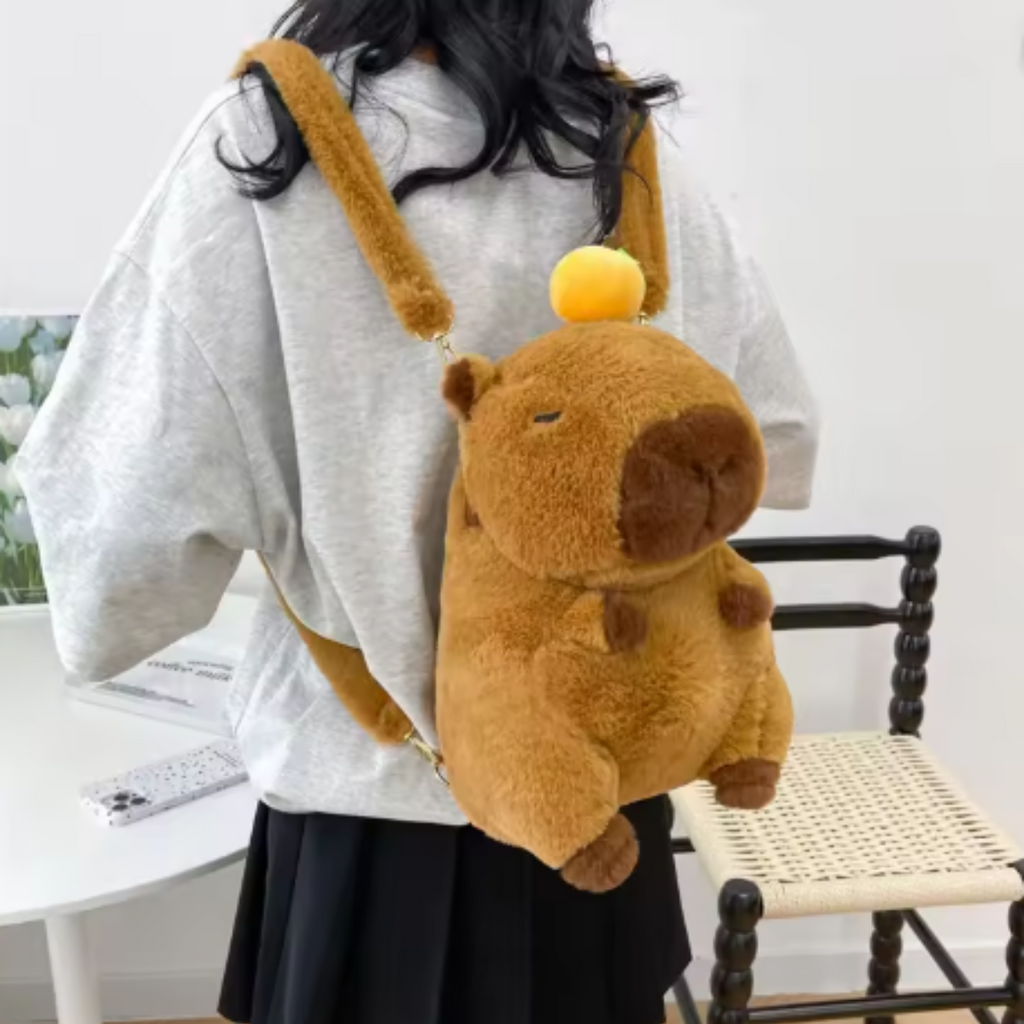 Mochila Peluche Capibara Con Adorno