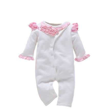 bebé de un año usa un mameluco de ropa de bebé recién nacido