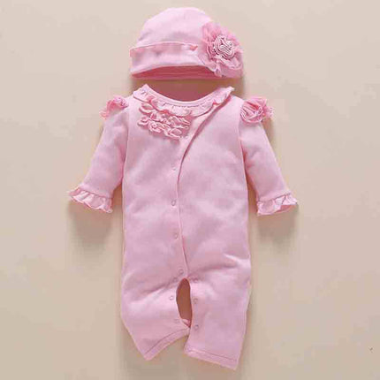 bebé de un año usa un mameluco de ropa de bebé recién nacido