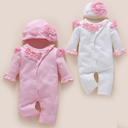 bebé de un año usa un mameluco de ropa de bebé recién nacido