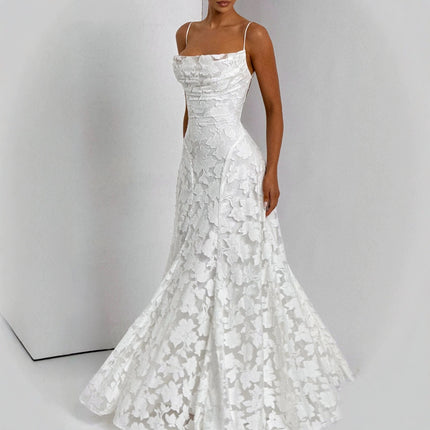 Vestido ajustado sin espalda con tirantes y diseño de cordones