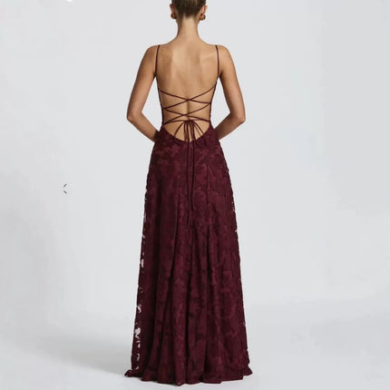 Vestido ajustado sin espalda con tirantes y diseño de cordones